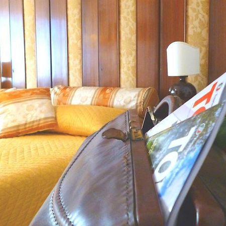 Romulus Rex Hotel Bagian luar foto