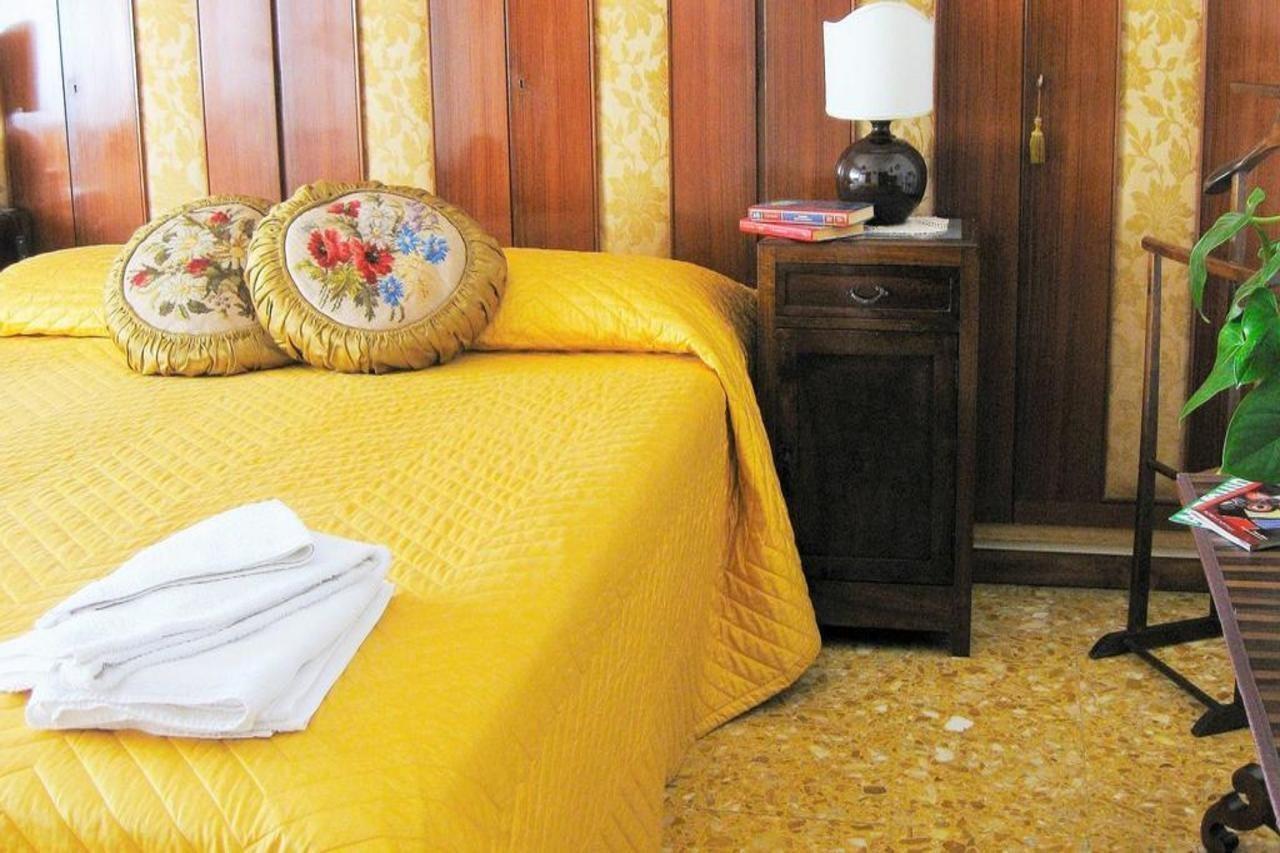 Romulus Rex Hotel Bagian luar foto