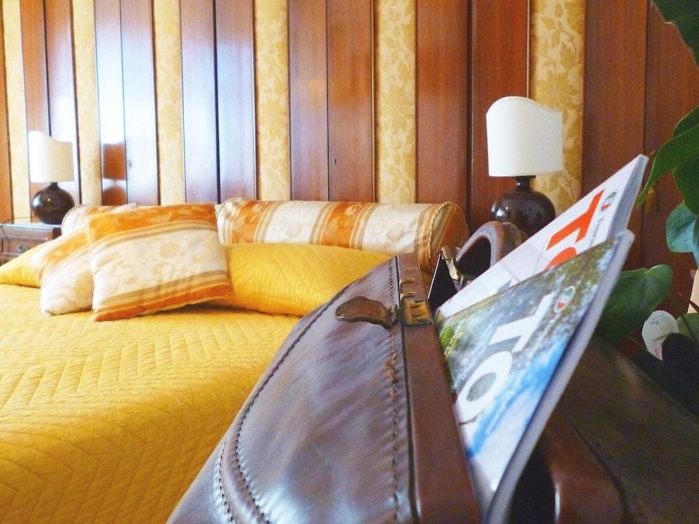 Romulus Rex Hotel Bagian luar foto