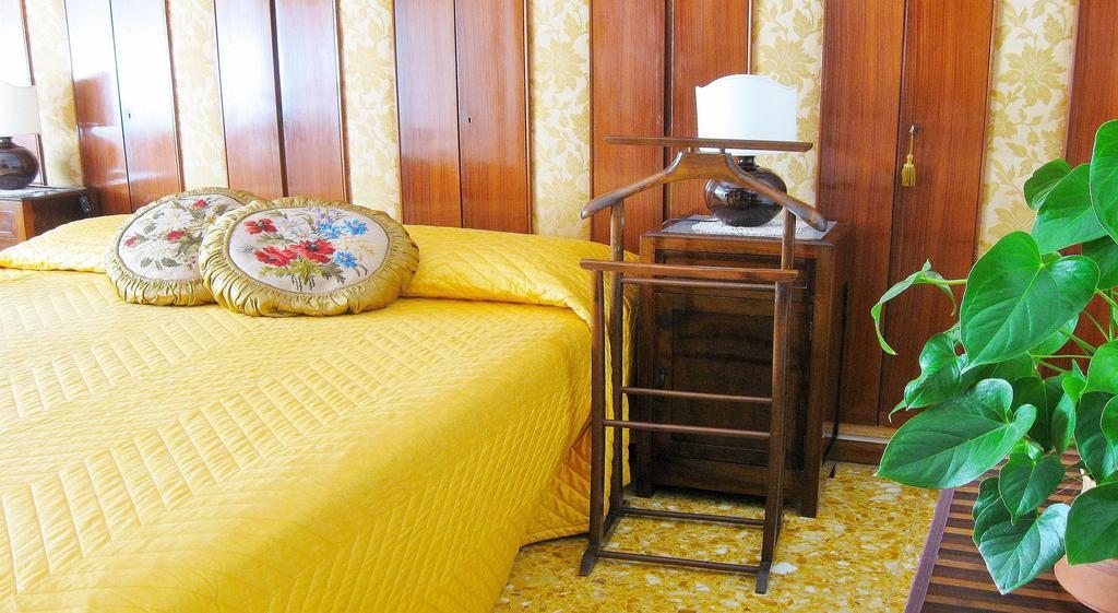 Romulus Rex Hotel Bagian luar foto