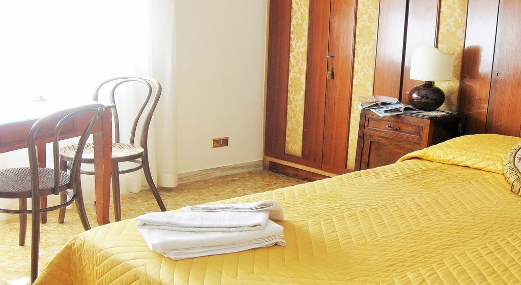 Romulus Rex Hotel Ruang foto