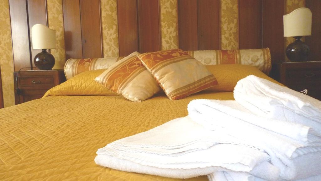Romulus Rex Hotel Bagian luar foto